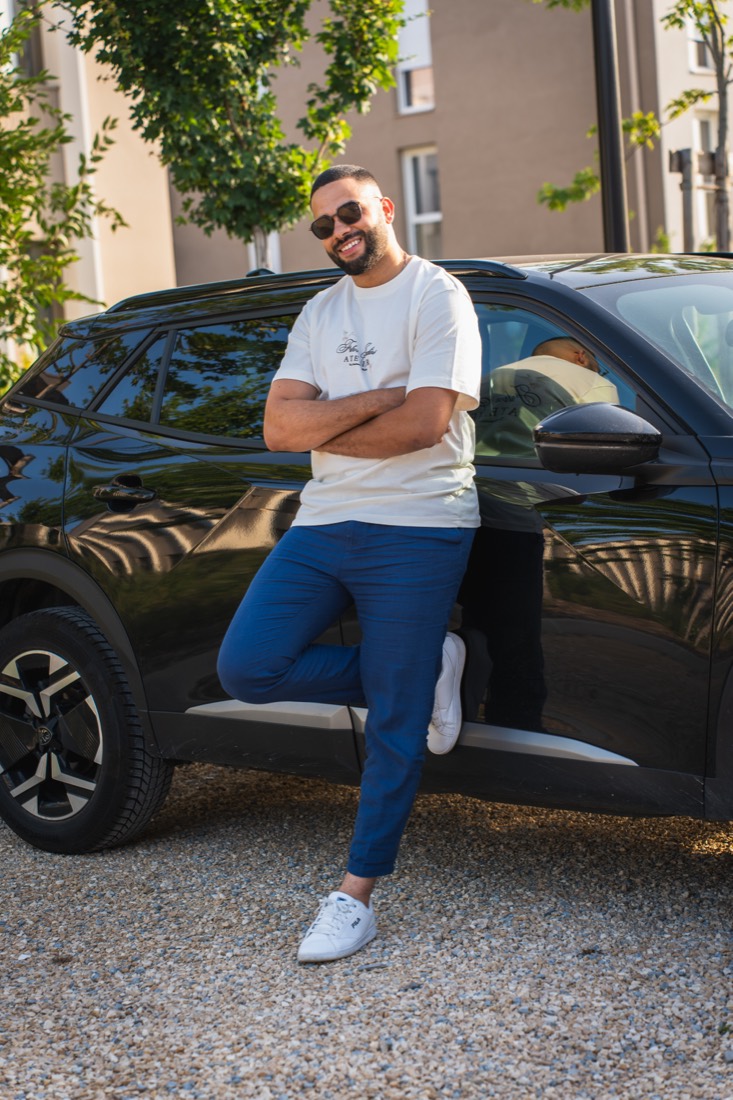 Zakaria Marchoud, commercial digital chez WeRocket, à son poste de travail